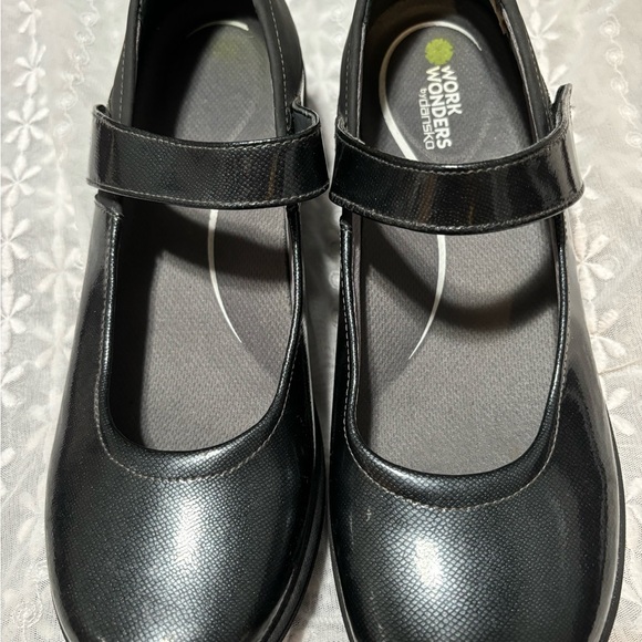 Wonder Works by Dansko shoes - Picture 1 of 7